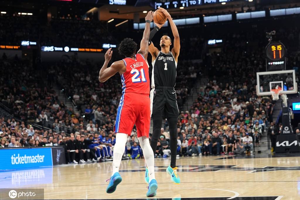 文班17分+伤退恩比德34+12 马刺大胜76人